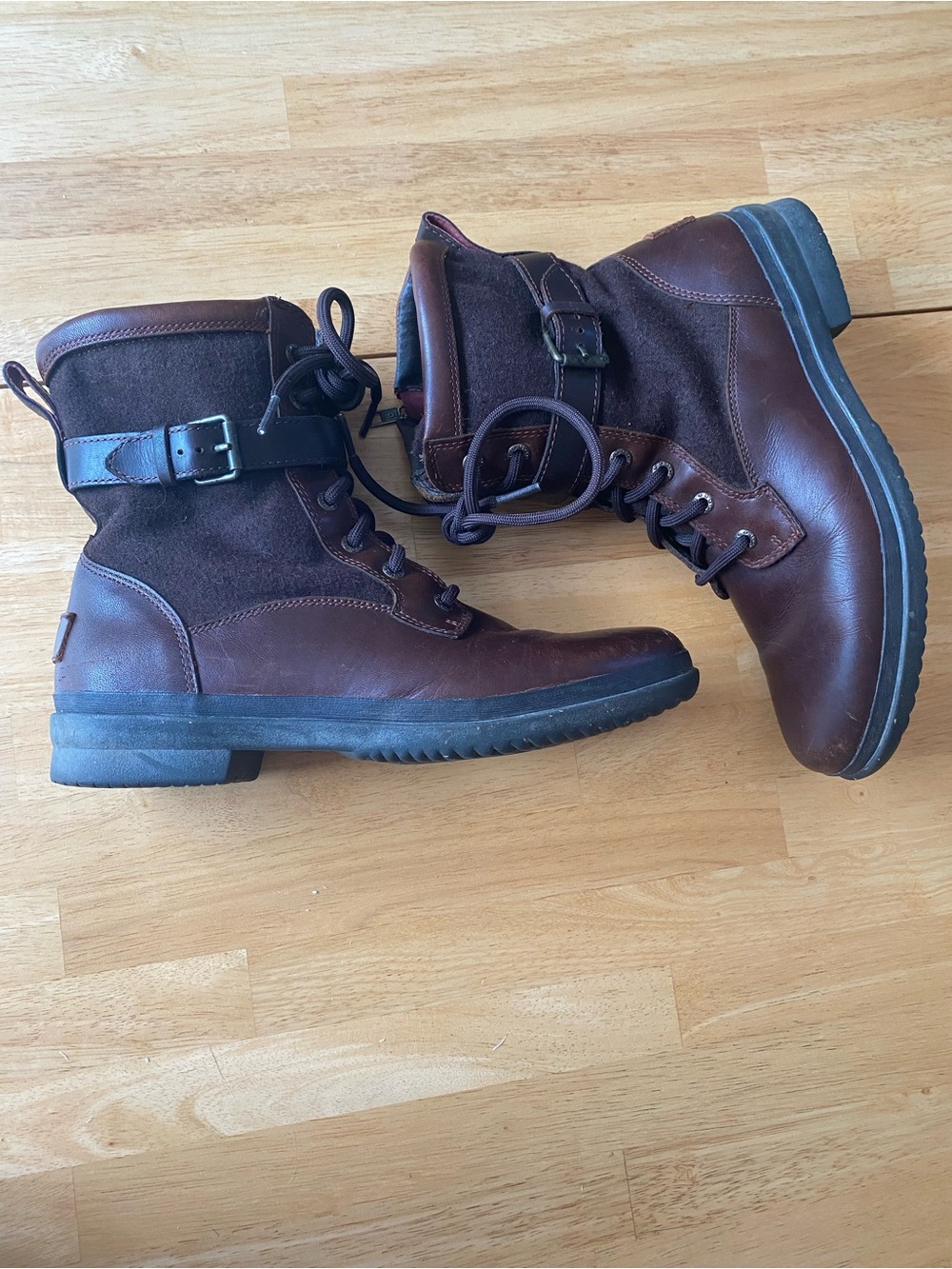 UGG Women’s Shearling Leather Boots with Laces and Side Zip Size 9